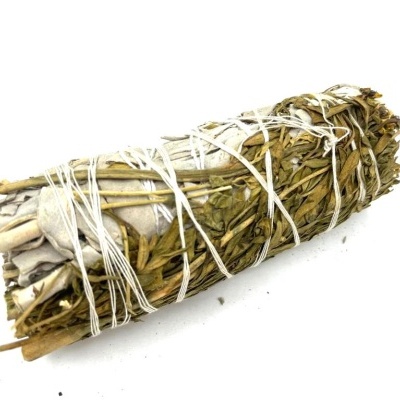 Feixe de ervas secas amarradas com fio branco