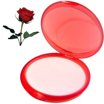 Estojo de pó compacto vermelho aberto com pó branco e uma rosa vermelha ao lado