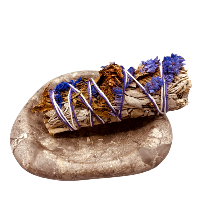 Maço de ervas secas com flores roxas em suporte oval de pedra.