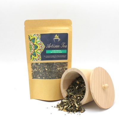 Embalagem de chá artesanal AW Artisan Tea com chá verde e pote de madeira aberto