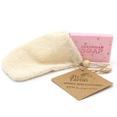 sabonte rosa e bolsa de tecido cru com etiqueta de papel