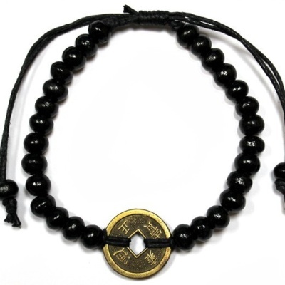 Pulseira de contas pretas com moeda dourada central