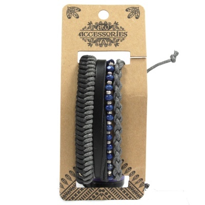 Conjunto de pulseiras em tecido e contas azuis em cartão de papel kraft decorado