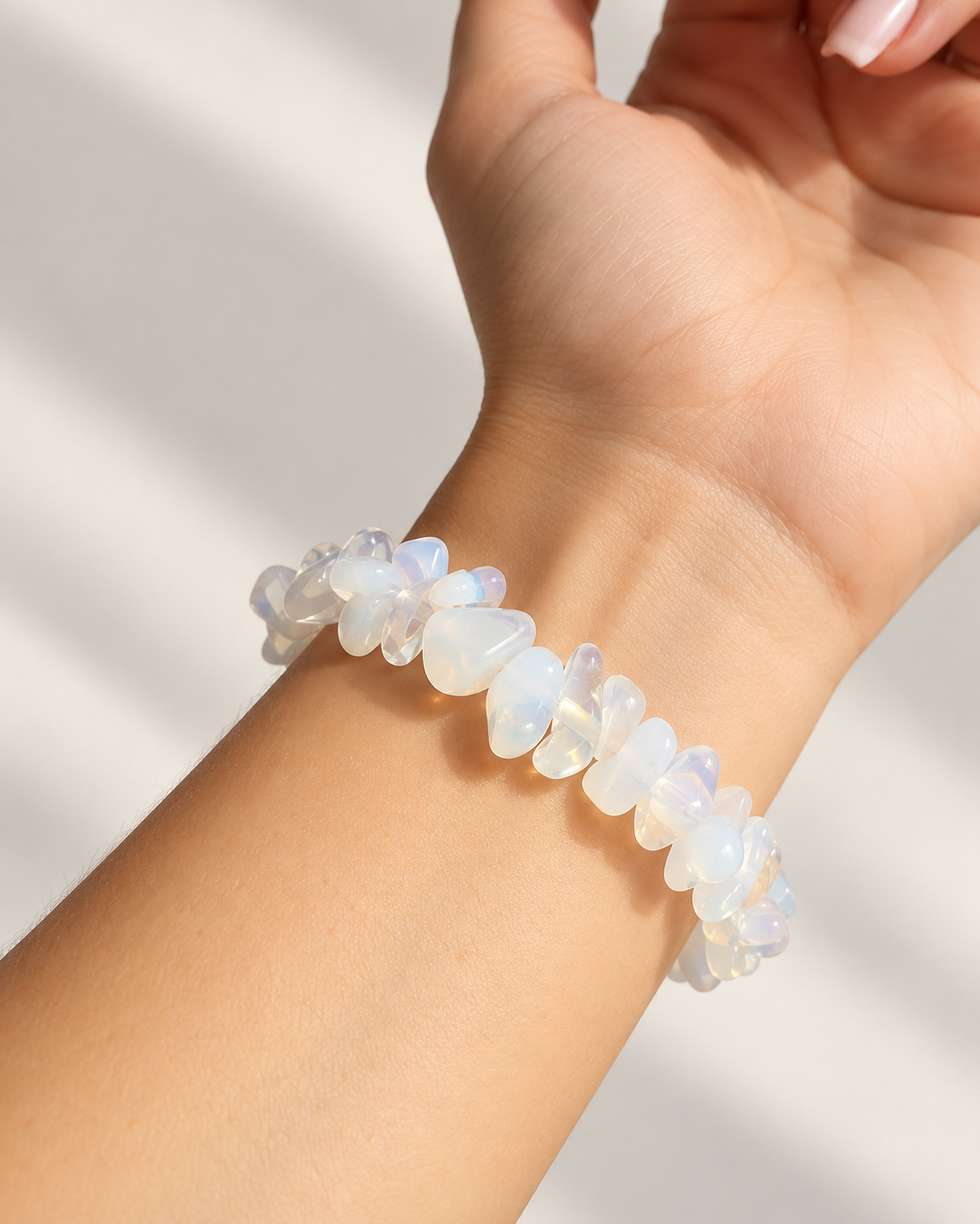 Pulseira Pedra da Lua Bracelete elástico com pedras translúcidas brancas e lilases no pulso