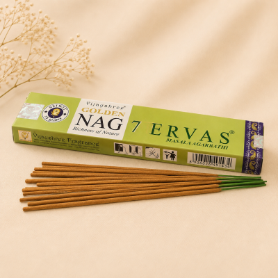 Incensos Vijayshree Golden Nag 7 Ervas com caixa verde e ramos secos