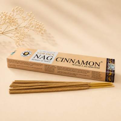 Incensos Cinnamon Masala Agarbathi com embalagem bege e detalhes dourados.