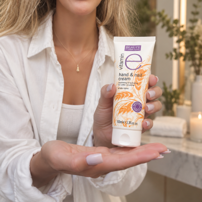 Tubo creme mãos e unhas vitamina E Beauty Formulas 100ml segurado por mulher