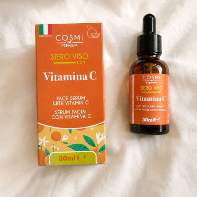 frasco de sérum Vitamina C com embalagem laranja e frasco âmbar com conta-gotas preto