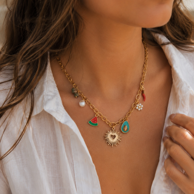 Colar dourado com pendentes coloridos e detalhes variados
