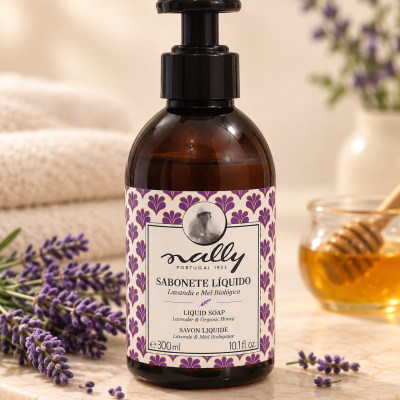 Frasco de sabonete líquido Mally com lavanda e mel biológico numa bancada de mármore com lavanda e mel