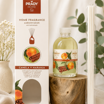 Ambientador Prady Home canela e laranja com embalagem branca, garrafa e pauzinhos difusores