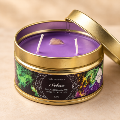 Vela aromática roxa com duas pavios em lata dourada com etiqueta colorida e texto