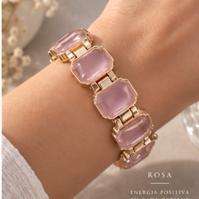 Pulseira de pedras rosa facetadas em moldura dourada no pulso