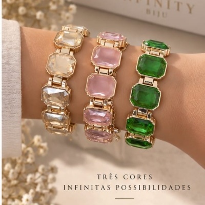Três pulseiras com pedras grandes em bege, rosa e verde em fundo neutro