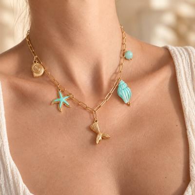 Colar dourado com pendentes marinhos em tons turquesa e dourado