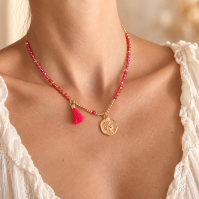 Colar de contas vermelhas e douradas com pendente e tassel rosa