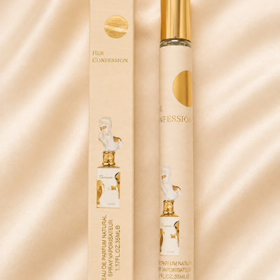 Perfume Her Confession da Lattafa e embalagem creme com texto dourado em tecido acetinado.