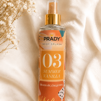 Frasco de spray corporal PRADY Summer Vanilla sobre tecido creme com flores secas