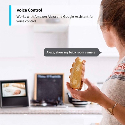 Pessoa segurando pão diante de dispositivos eletrónicos com imagem de bebé e texto sobre controle de voz