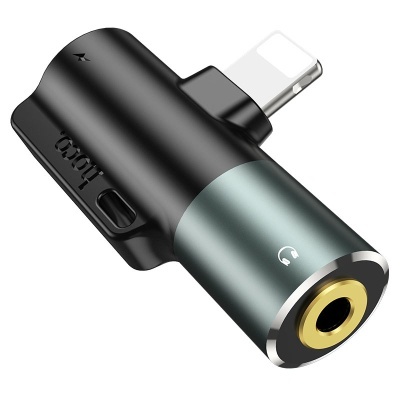 Adaptador de áudio preto e cinza com conector Lightning e entrada jack 3,5 mm