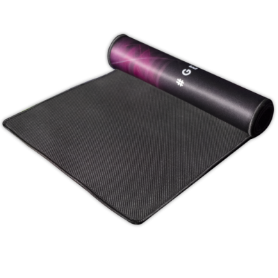 Tapete de rato preto com parte enrolada em padrão roxo e rosa