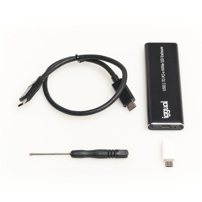 Estojo SSD preto, cabo USB, chave de fendas pequena, adaptador USB branco.