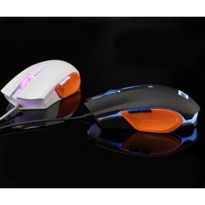 Dois ratos de computador com botões alaranjados e iluminação em fundo preto