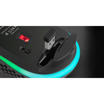 Vista inferior de rato de computador preto com luz azul e adaptador USB