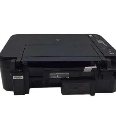 Impressora multifunções preta com painel de controlo no topo