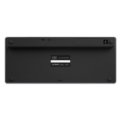 Parte traseira de teclado preto com etiqueta e interruptores.