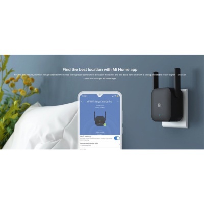 Extensor Wi-Fi Mi preto instalado na parede com smartphone mostrando app Mi Home