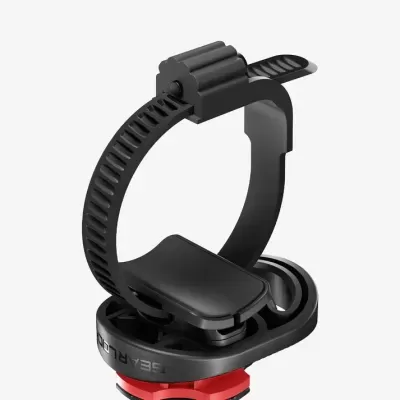 Suporte preto com correia ajustável e base vermelha em fundo branco