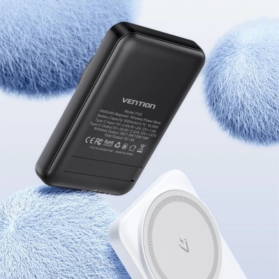 Power bank magnético wireless preto e branco com esferas azuis felpudas no fundo