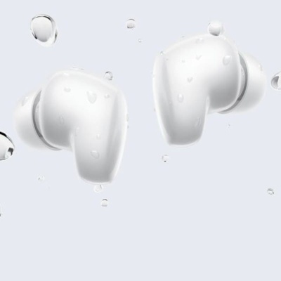 Auriculares sem fios brancos com gotas de água