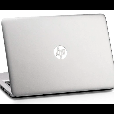 Portátil cinzento prateado com logótipo HP na tampa, aberto sobre fundo branco.