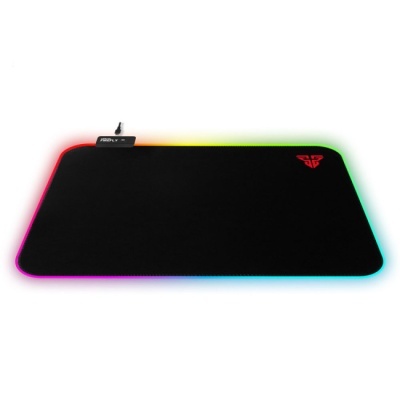 Tapete de rato preto com iluminação RGB e logotipo vermelho
