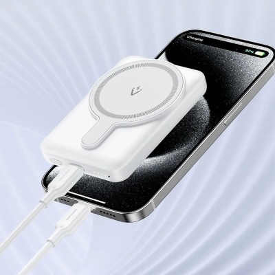 Carregador rápido sem fios branco PD 20W sobre iPhone 15 preto com texto promocional