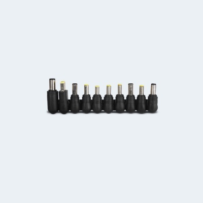 Conjunto de adaptadores de energia preto com pontas metálicas