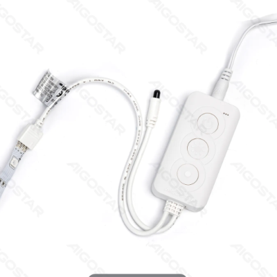 Fita LED com controlador branco e três botões circulares em fundo branco