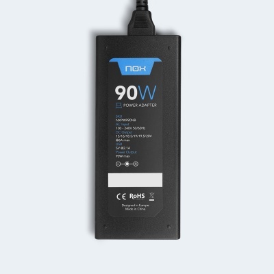 Fonte de alimentação preta NOX 90W com etiqueta técnica em fundo cinza