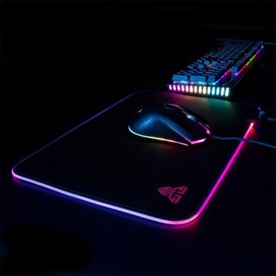 Teclado, rato e tapete de jogo com luzes LED coloridas