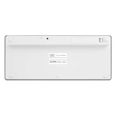 Parte traseira de teclado branco com etiquetas e interruptor on/off