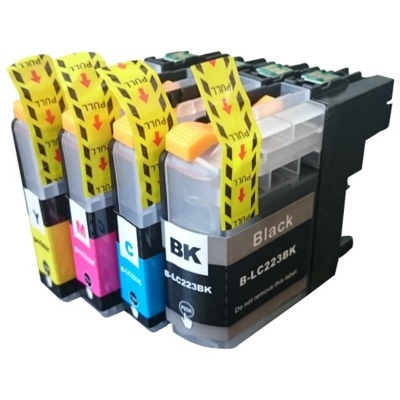 Quatro tinteiros coloridos para impressora com etiquetas PULL amarelas e informações nas etiquetas.