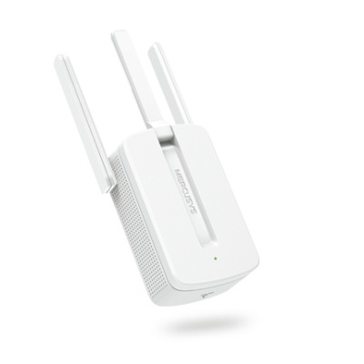Extensor Wi-Fi branco com três antenas externas e logo BROADLINK