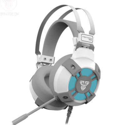 Headset Fantech branco e cinza com detalhes azuis e microfone
