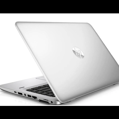 Computador portátil HP prateado ligeiramente aberto com teclado preto e logótipo HP visível