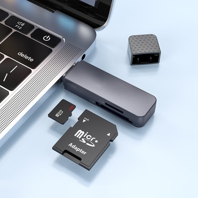 Computador portátil cinza com drive USB, cartão microSD 256GB e adaptador Micro SD preto