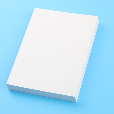 Bloco de papel branco empilhado em superfície azul