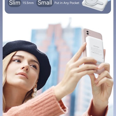 Dispositivo branco fino e pequeno para telemóvel com texto promocional e mulher a tirar selfie