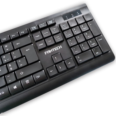 Teclado preto FANTECH com teclas numéricas e de funções
